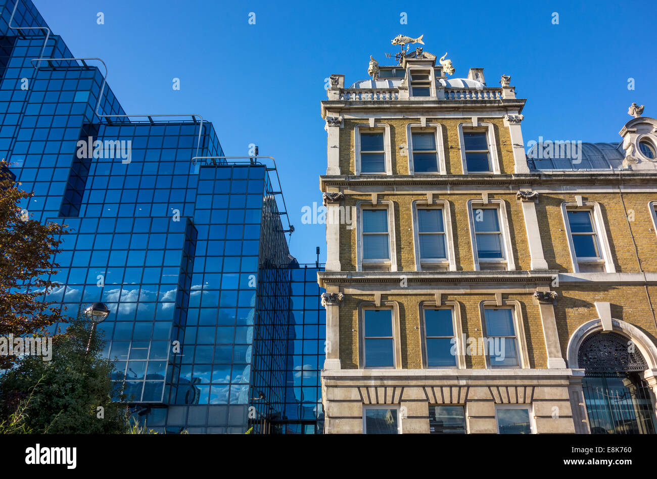 Alte Gebäude Billingsgate Markt und Nord- und Shell Gebäude Fluss Themse London Stockfoto