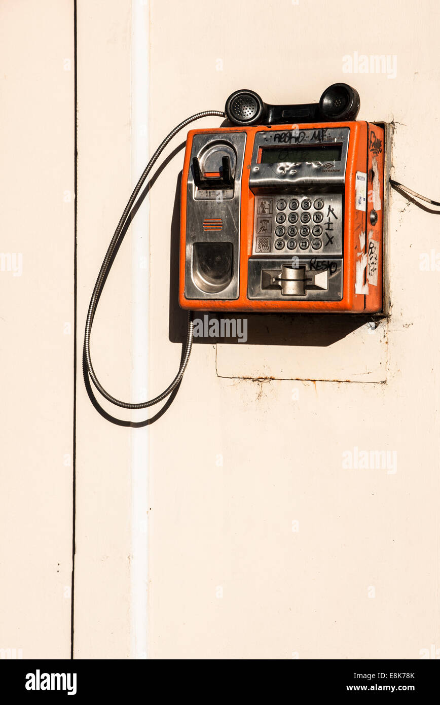 Öffentliches Telefon an der Wand Stockfoto