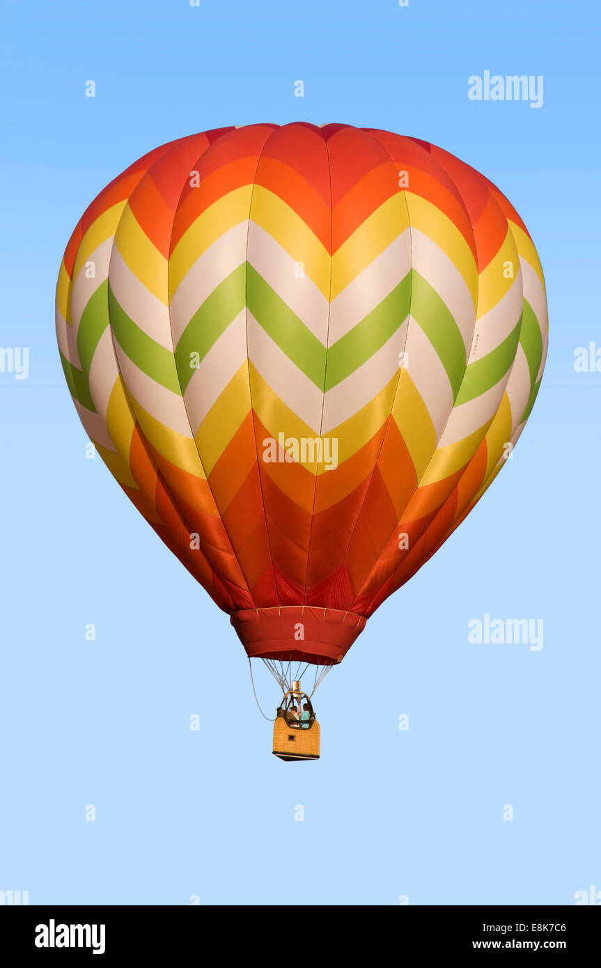 Heißluft-Ballon schwebt vor blauem Himmelshintergrund Stockfoto