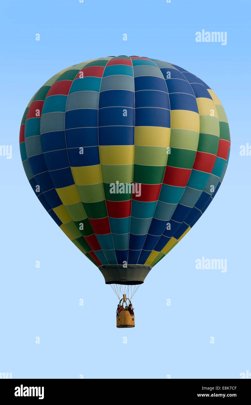 Bunter Heißluftballon vor blauem Himmel Stockfoto