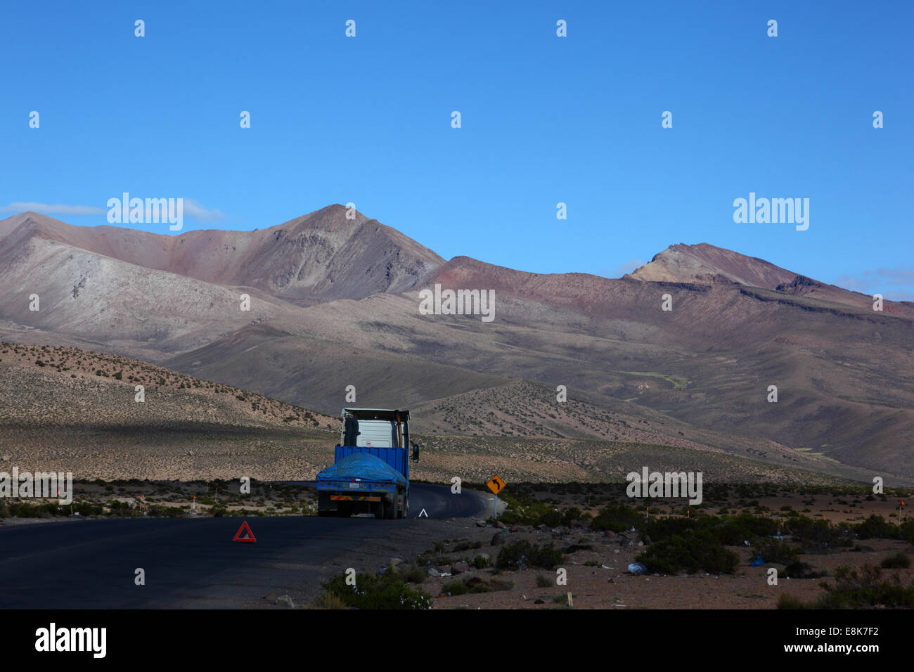 Abgebrochener LKW auf dem Highway 11 zwischen Tambo Quemado und Chungara Grenzkontrollen an Bolivien / Chile Grenze. Fahrzeug fährt in Richtung Chile. Stockfoto
