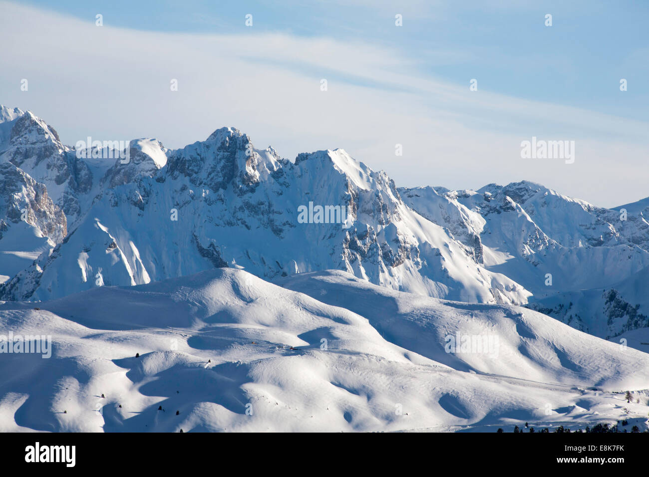 Schneebedeckte Berggipfel erhebt sich über Col Rodella Selva Dolomiten Italien Stockfoto