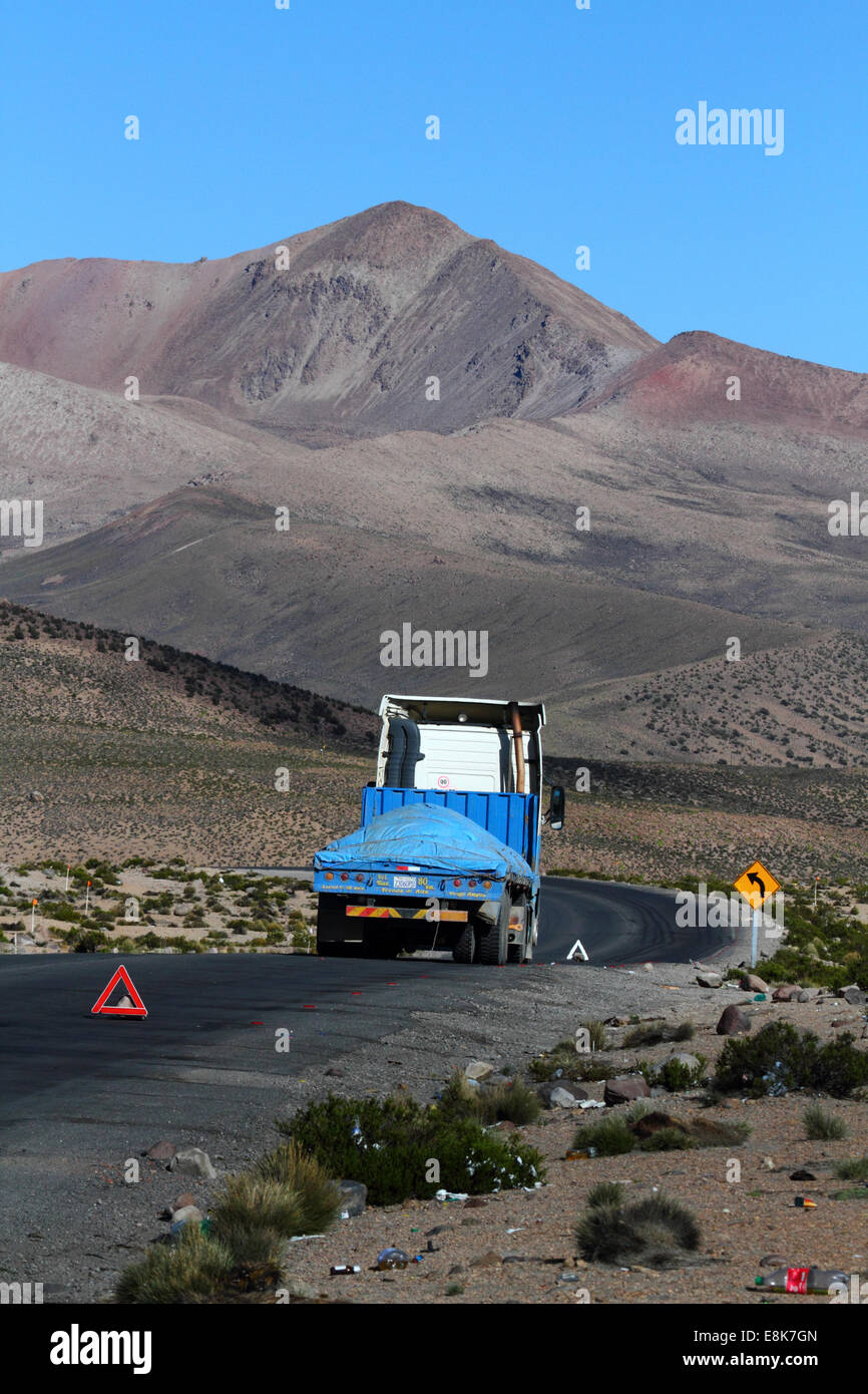 Abgebrochener LKW auf dem Highway 11 zwischen Tambo Quemado und Chungara Grenzkontrollen an Bolivien / Chile Grenze. Fahrzeug fährt in Richtung Chile. Stockfoto