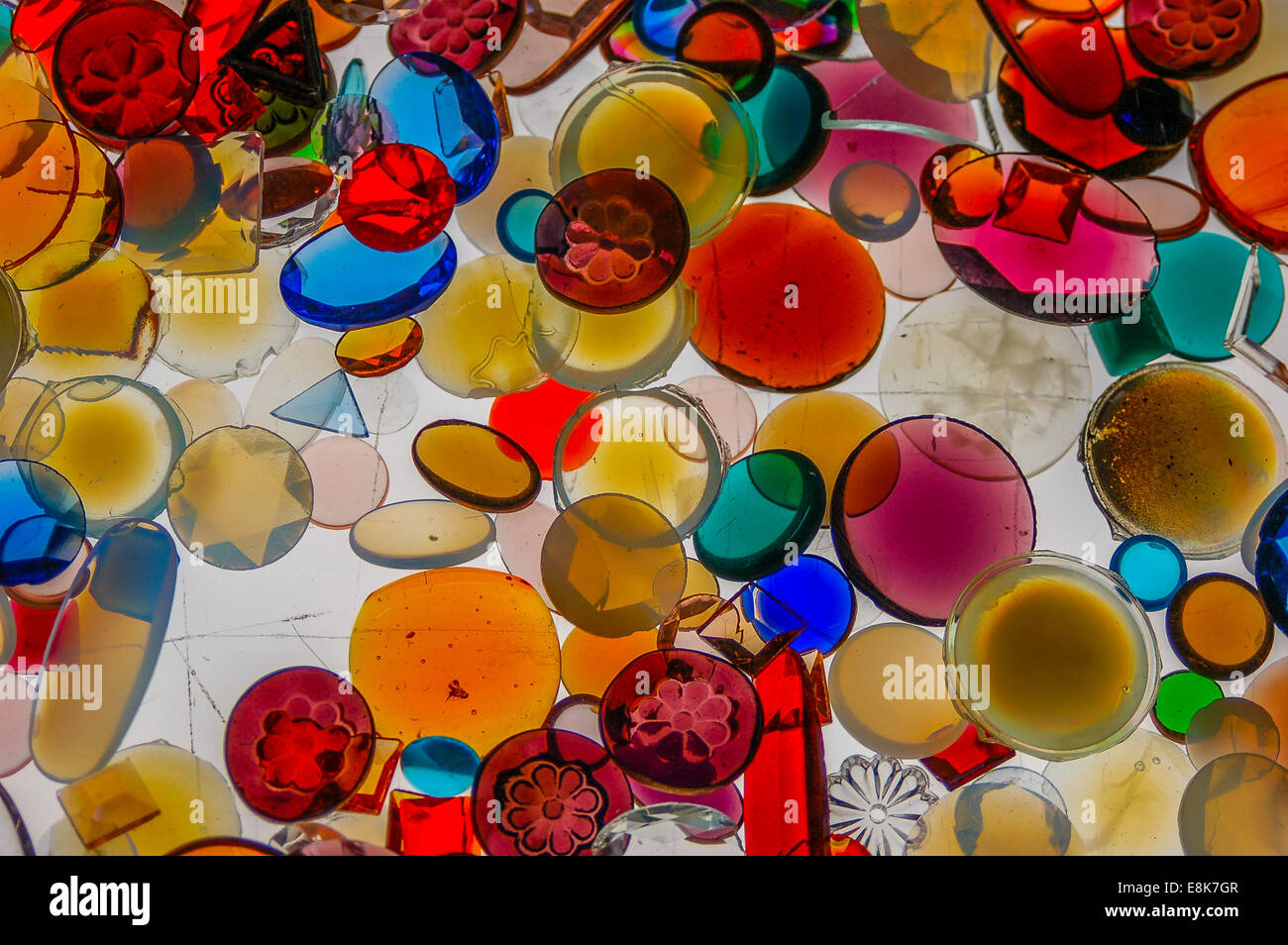 Bunte Glasperlen und Schmuck. Stockfoto