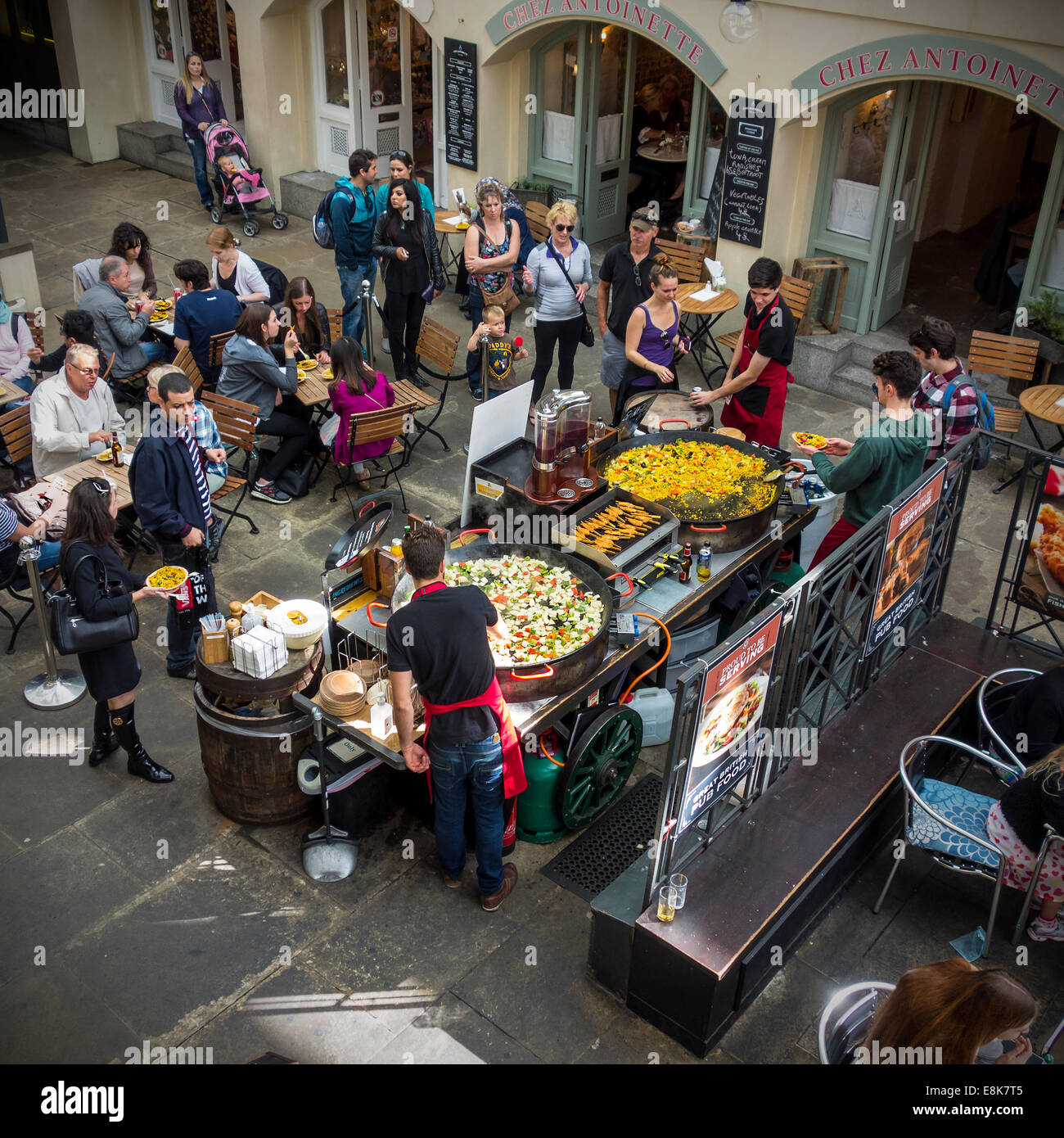 Serviert frisch gekocht Essen Londoner Covent Garden Markt Gemüse Paella Stockfoto