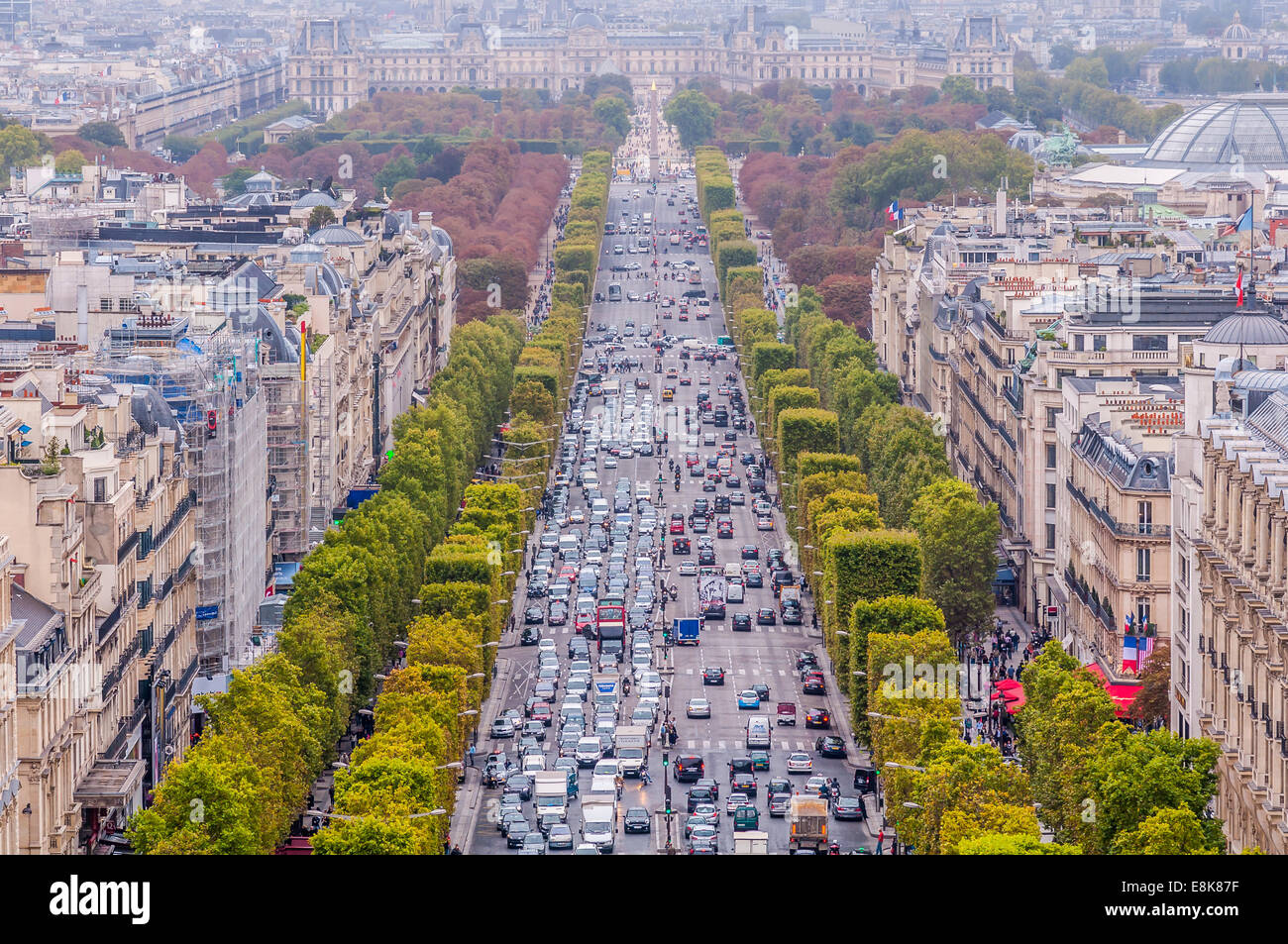 Ein Blick auf den Champs-Elysees, wie gesehen von der Spitze der Bogen de Triomphe Paris Frankreich. Stockfoto