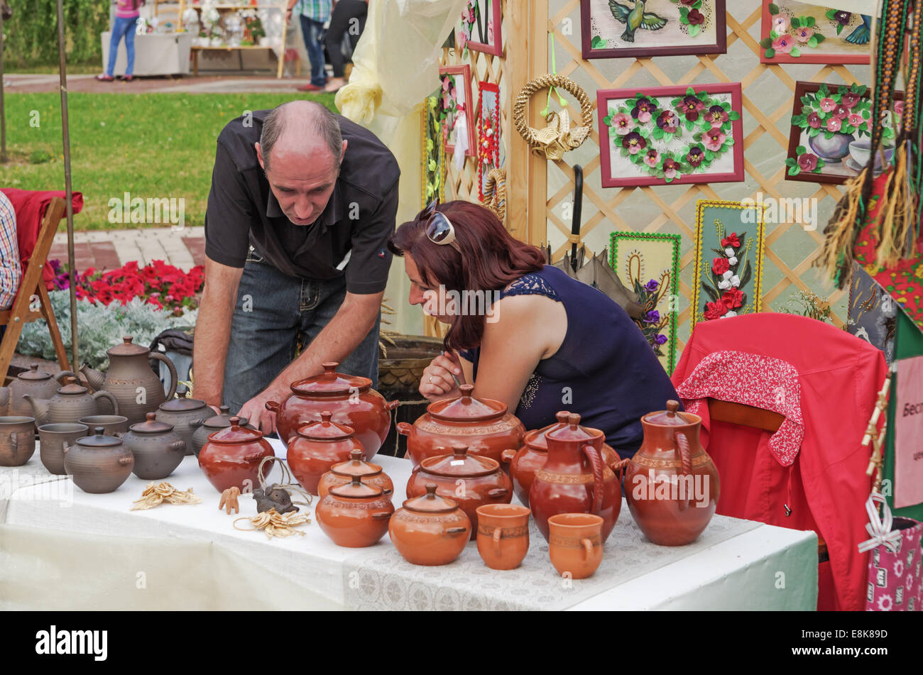 Straße der Festspielstadt. Die folk-Meister und ihre Werke. Stockfoto