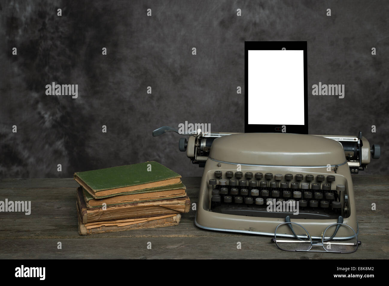 Alte Schreibmaschine, alte Bücher, Lesebrille und eine selbst entworfene E-Reader mit leeres Display für Ihren text Stockfoto