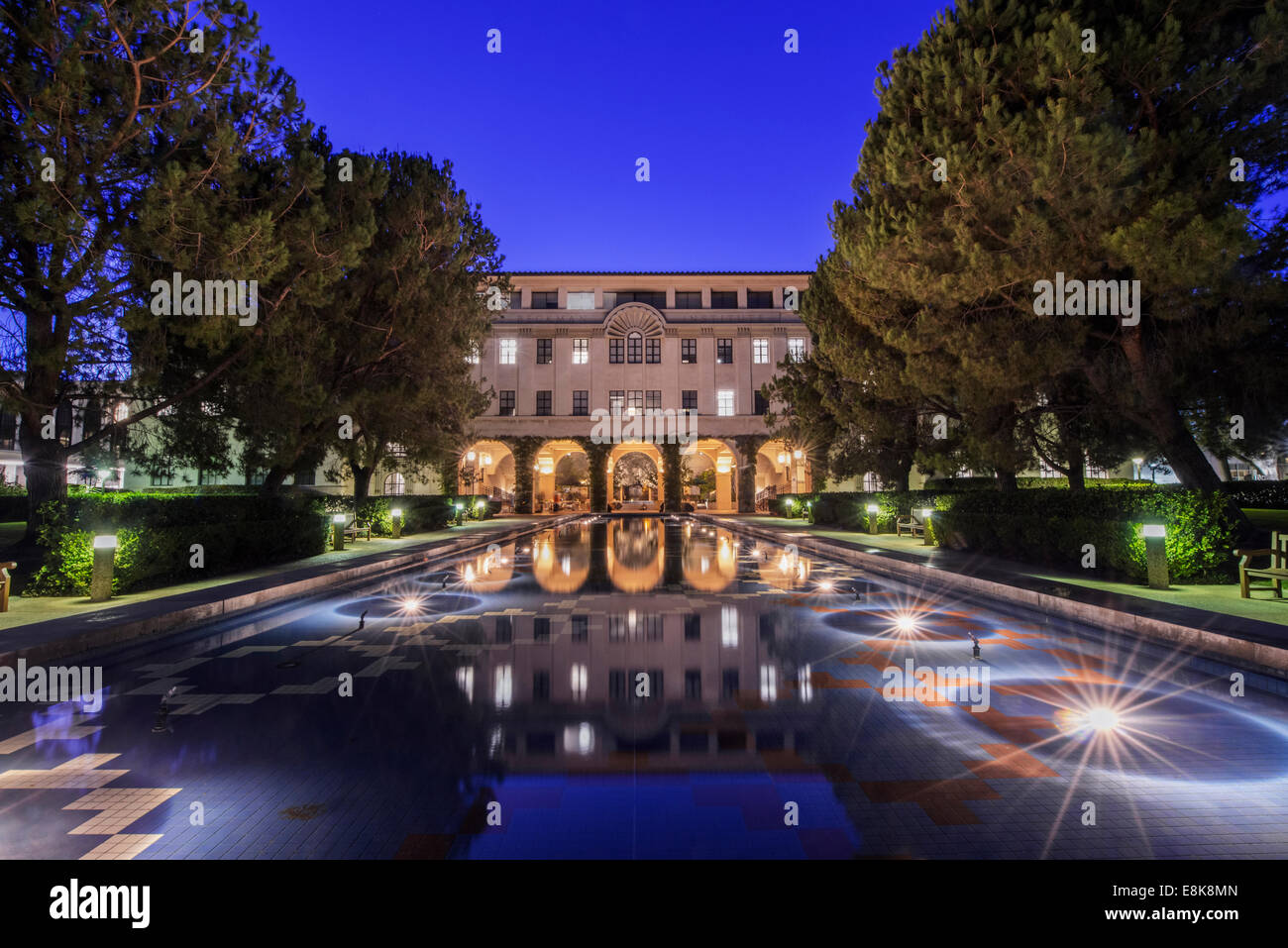 USA, Kalifornien, Pasadena, California Institute of Technology, Beckman Institute Widerspiegelnder Teich Stockfoto