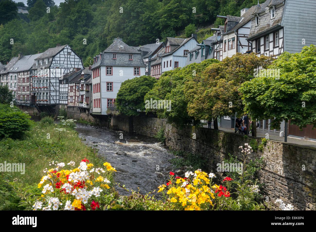Monschau, Fachwerkhäusern entlang des Flusses Rur, Deutschland Stockfoto