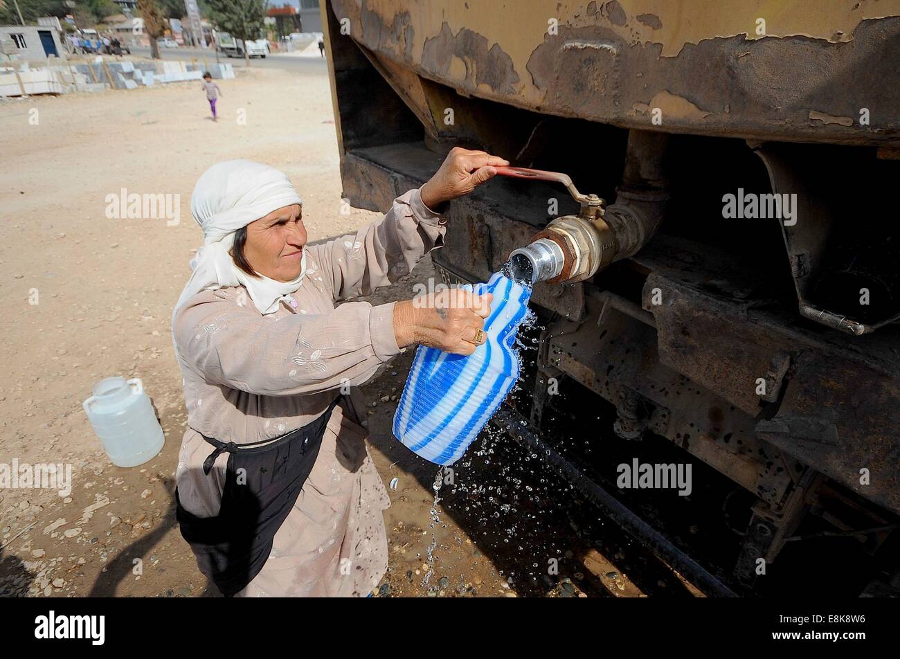 Suruc, Türkei. 9. Oktober 2014. Es gibt ein Mangel an Wasser Lieferwagen in Suruc, Türkei. Die Nachfrage für Sanitäreinrichtungen und sauberem Wasser steigt als der Türkei kämpft, um mit mehr als 200.000 syrischen kurdischen Flüchtlingen umzugehen, die Schutz brauchen, wie sie den islamischen Staat zu fliehen. Bildnachweis: Gail Orenstein/ZUMA Draht/Alamy Live-Nachrichten Stockfoto