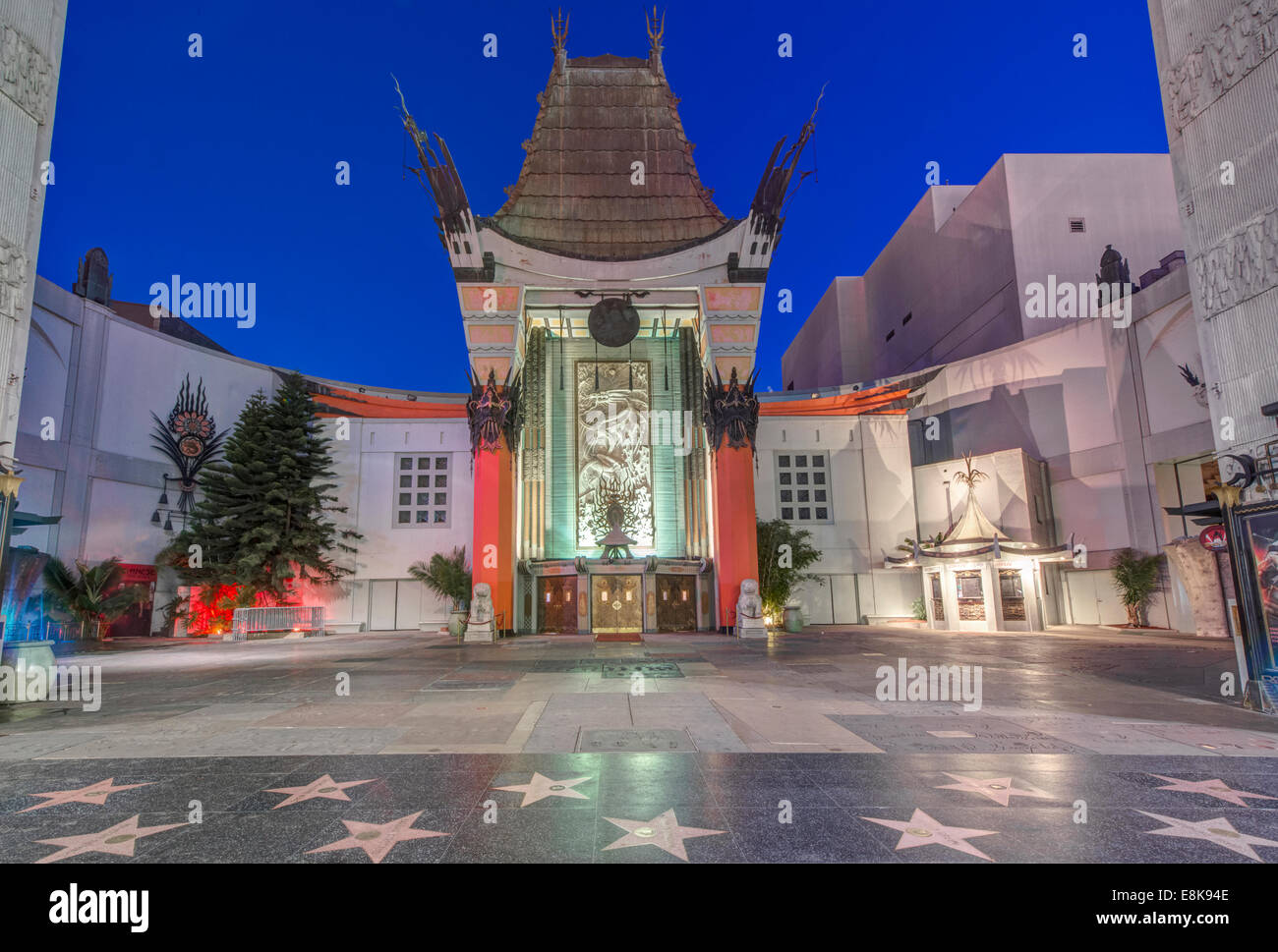 USA, California, Los Angeles, Hollywood, Graumans Chinese Theater im Morgengrauen (großformatige Größen erhältlich) Stockfoto