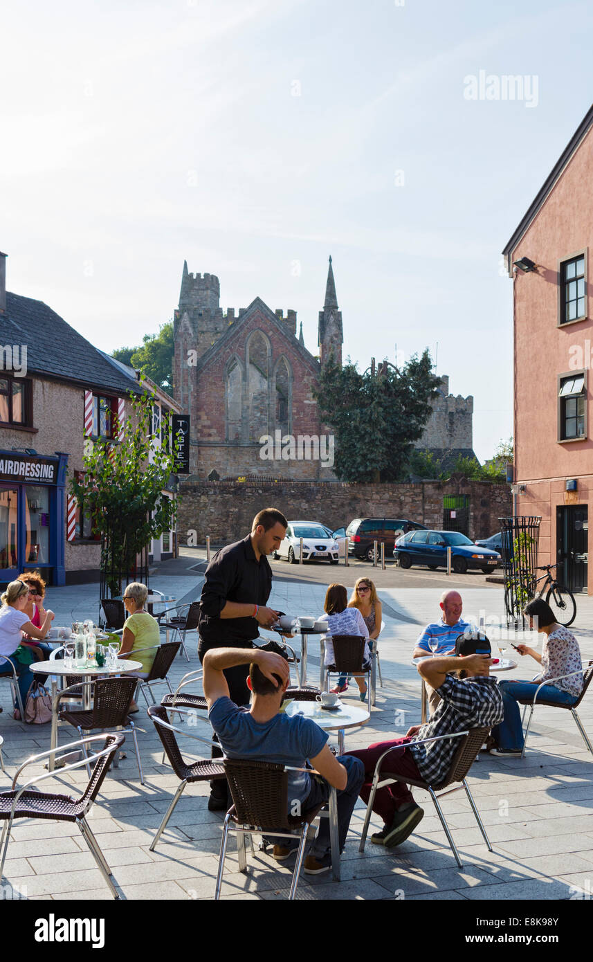 Cafe am Trimmer Lane mit Selskar Abbey hinter Wexford Town, County Wexford, Irland Stockfoto