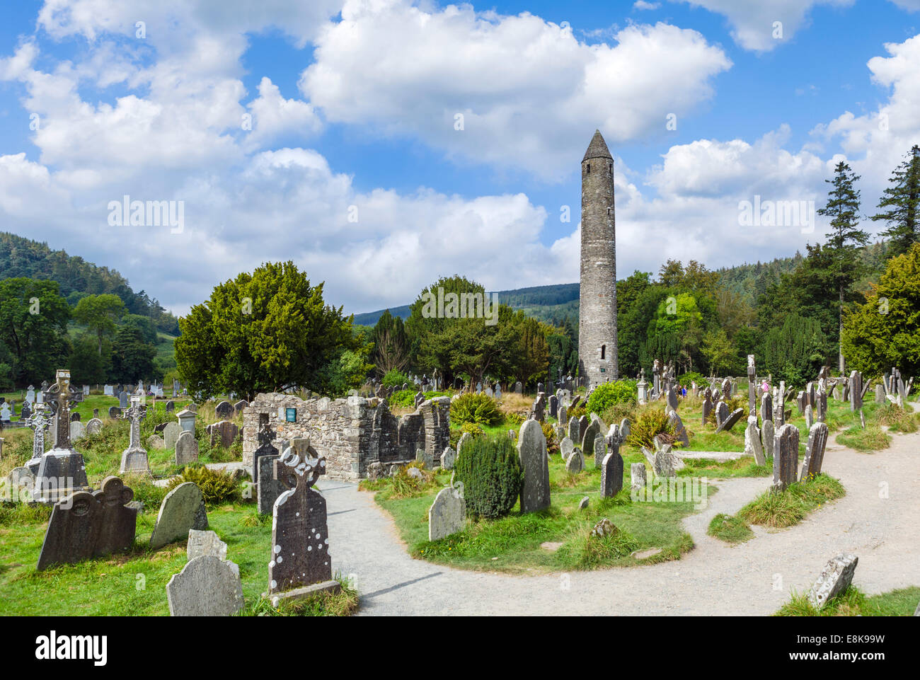 Friedhof und Rundturm in der alten Klostersiedlung Glendalough, County Wicklow, Irland Stockfoto