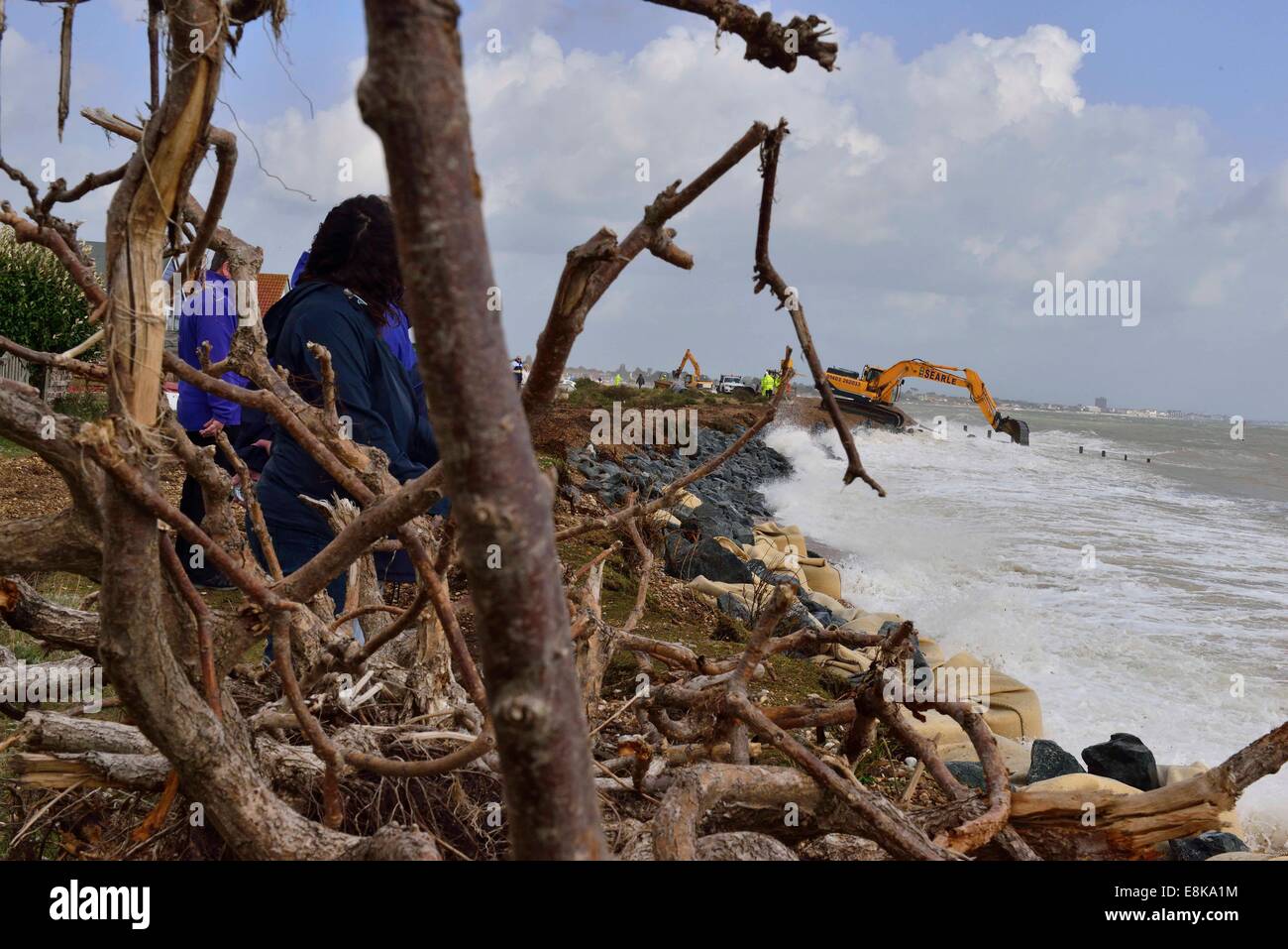 Pagham, West Sussex, UK. 9. Oktober 2014. Stürme weiter erodieren Pagham Strand Meer Häuser in Gefahr setzen. Zum zweiten haben Tag Stürmen der Kiesstrand verlassen das Meer nur wenige Meter entfernt von Wohnhäusern schlug.   Fremdfirmen arbeiten wütend gegen die hohen Gezeiten und die am Ufer Winde.   Die nächste Krise ist Flut um Mitternacht. Bildnachweis: Gary Blake/Alamy Live-Nachrichten Stockfoto