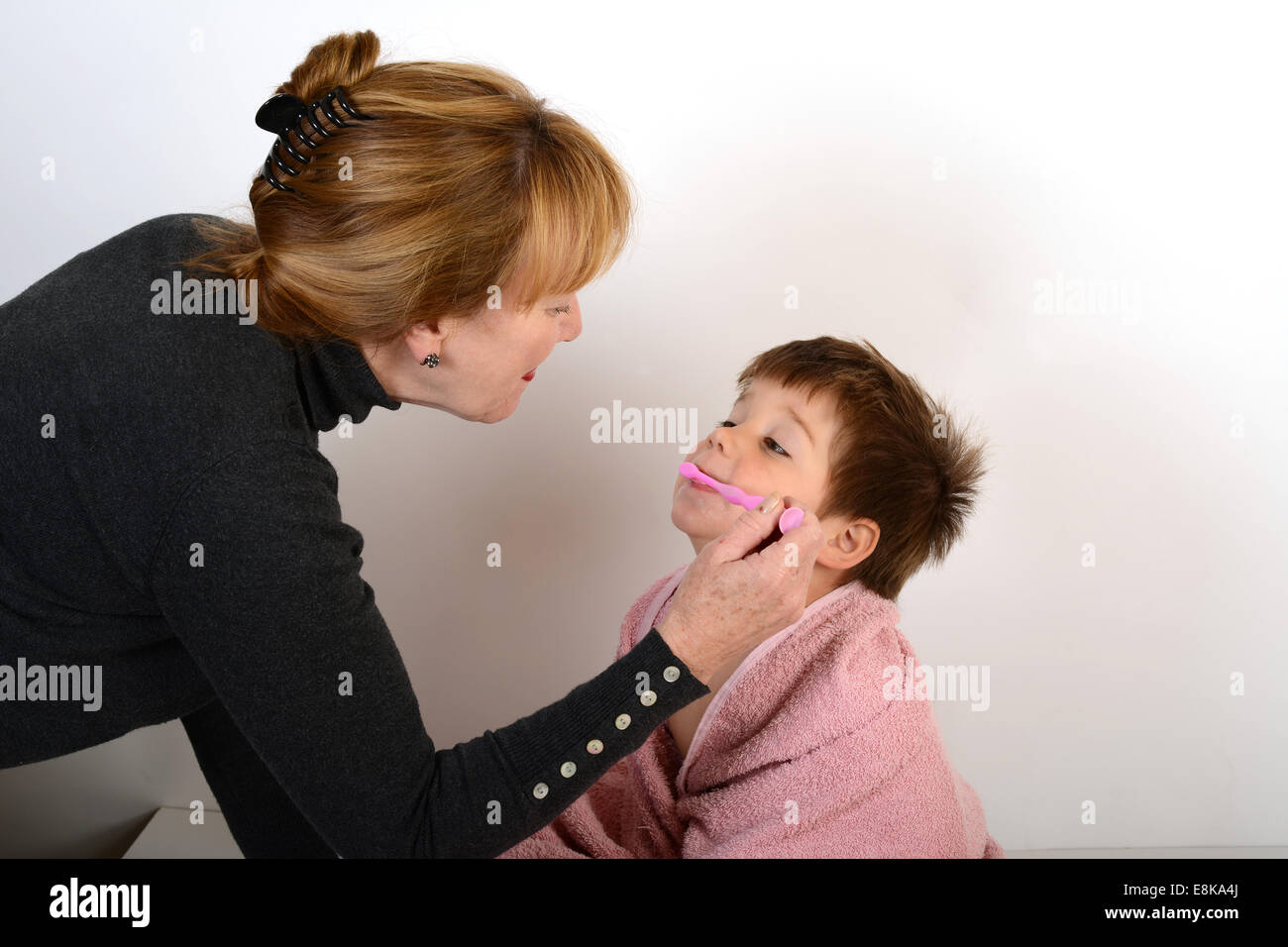 Mutter Eltern junge Kind Kinder Zähneputzen Reinigung Stockfoto