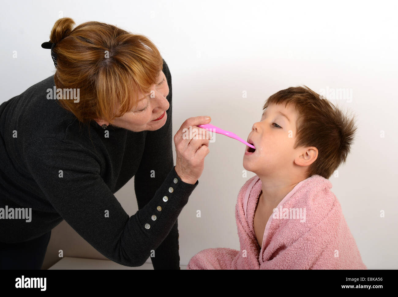 Mutter Eltern junge Kind Kinder Zähneputzen Reinigung Stockfoto