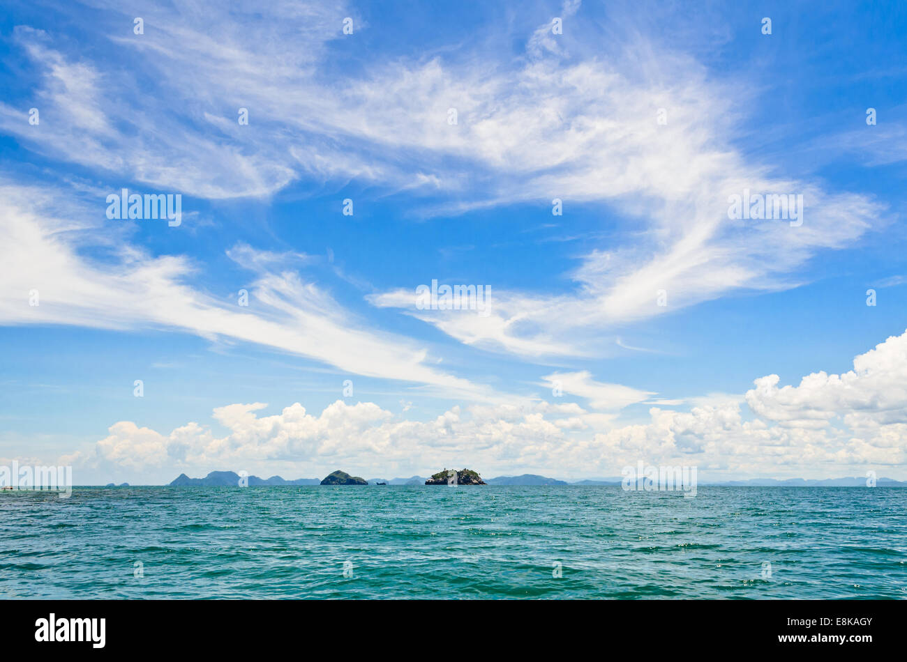 Landschaft, blauer Himmel und Meer im Sommer, Thailand Stockfoto