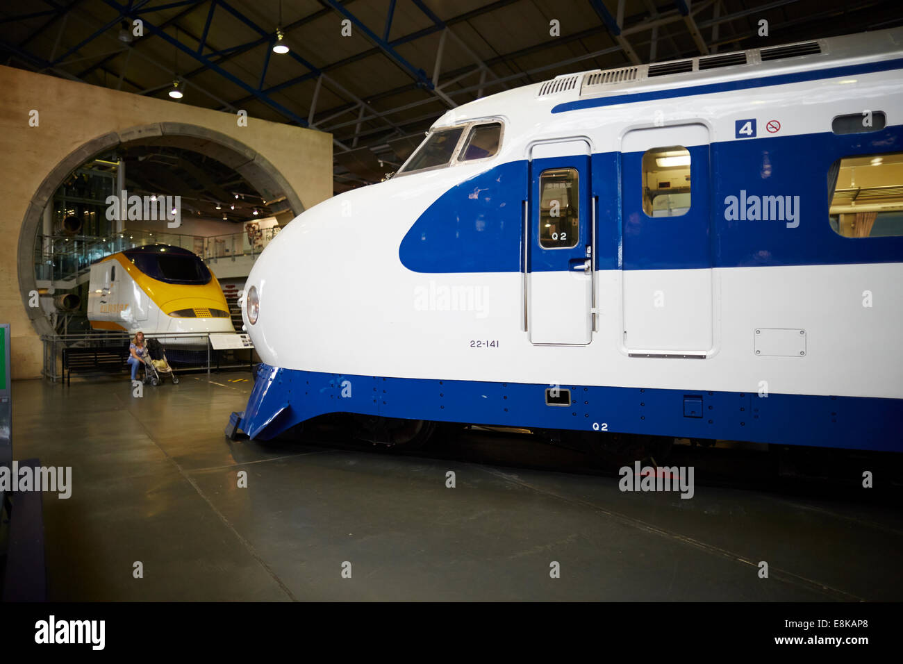 Eine japanische 0 Serie Shinkansen (Nr. 22-141) auf dem Display in der großen Halle National Railway Museum in York Yorkshire UK Stockfoto