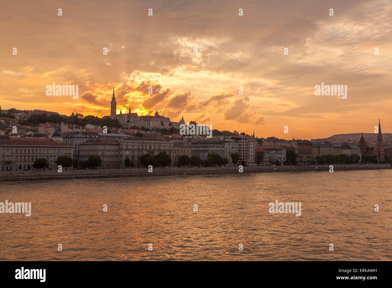Sonnenuntergang über Buda Stadtteil mit Matthiaskirche und Fischerbastei Bastion, Budapest, Ungarn Stockfoto