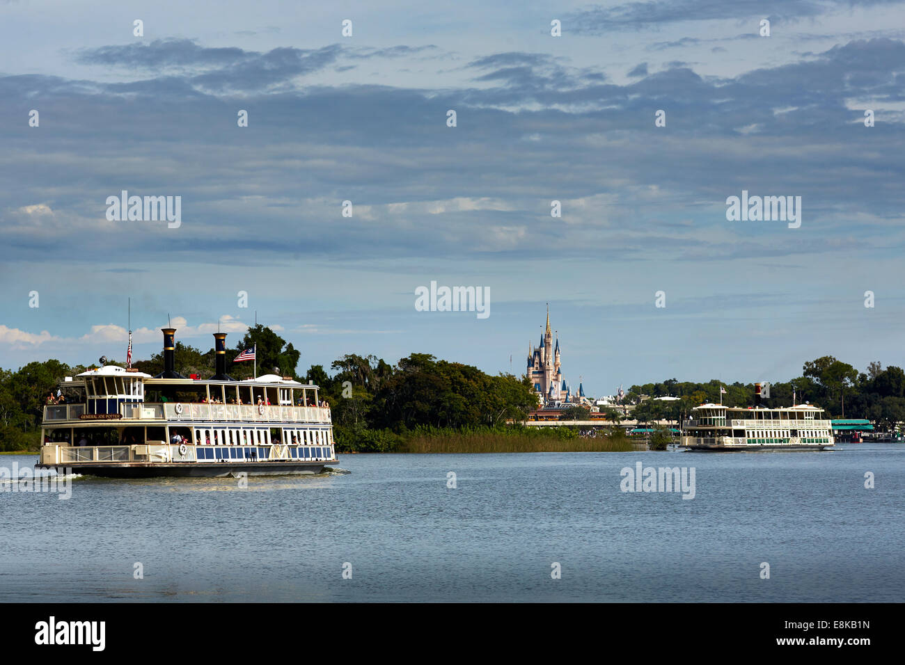 Florida USA Disney Land Fähre mit dem Disney-Schloss in der Ferne Stockfoto