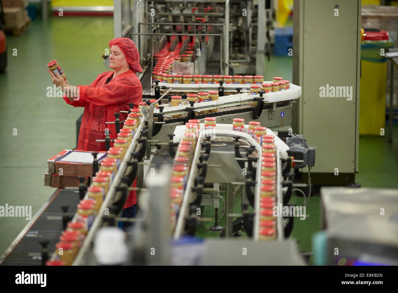 Peanut Butter Herstellung Pflanze Produktionslinie in der Fabrikhalle Familienunternehmen Duerr Marmeladen Lagers Wythenshawe, Manchester, England, UK. Stockfoto