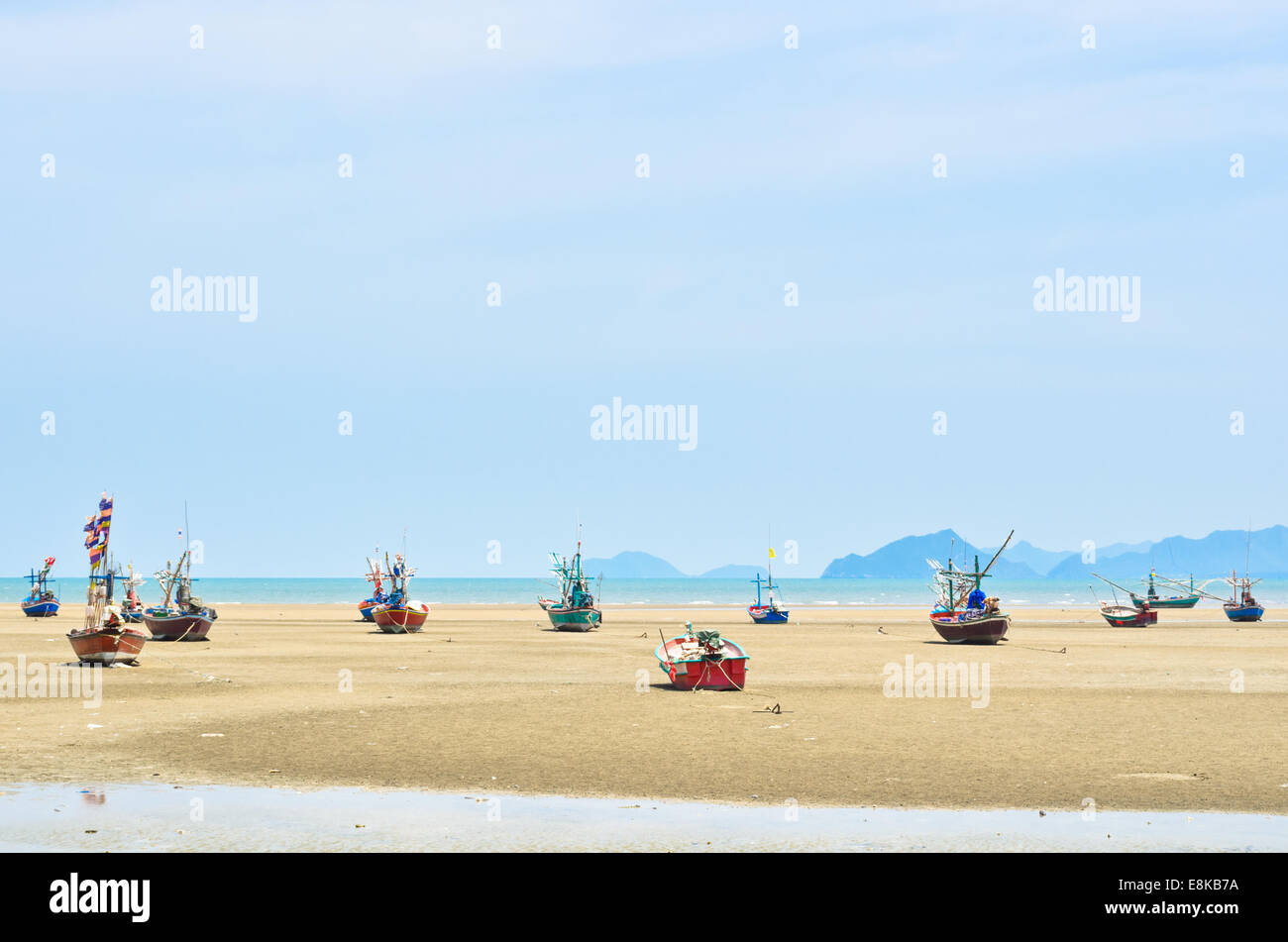 Viele kleine hölzerne Fischerboote auf Grund am Strand wegen Klima ändern Stockfoto