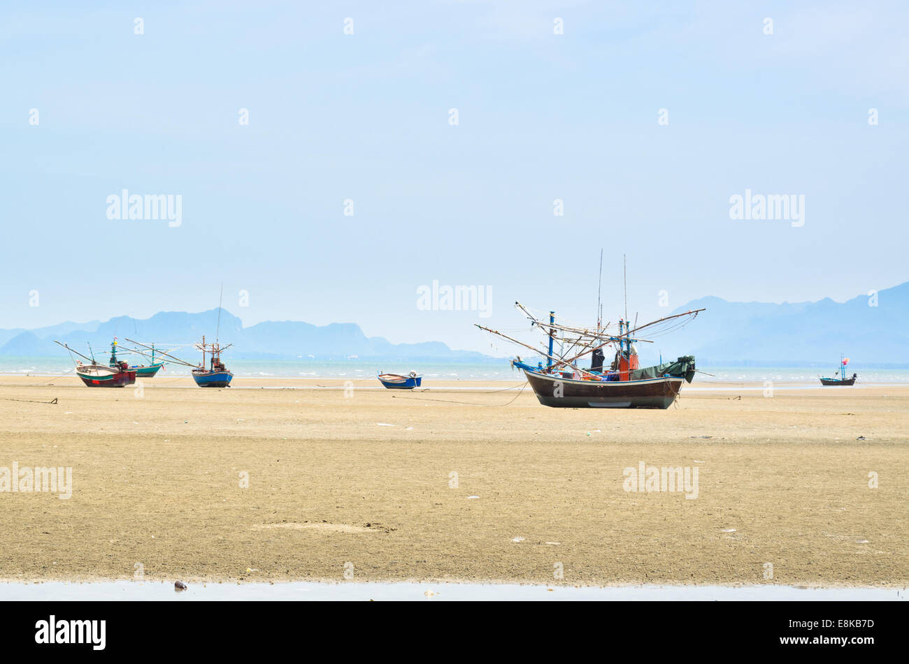 Viele kleine hölzerne Fischerboote auf Grund am Strand wegen Klima ändern Stockfoto