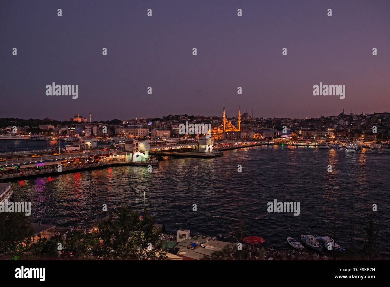 Galata-Brücke am Goldenen Horn in der Nacht, Istanbul, Türkei Stockfoto