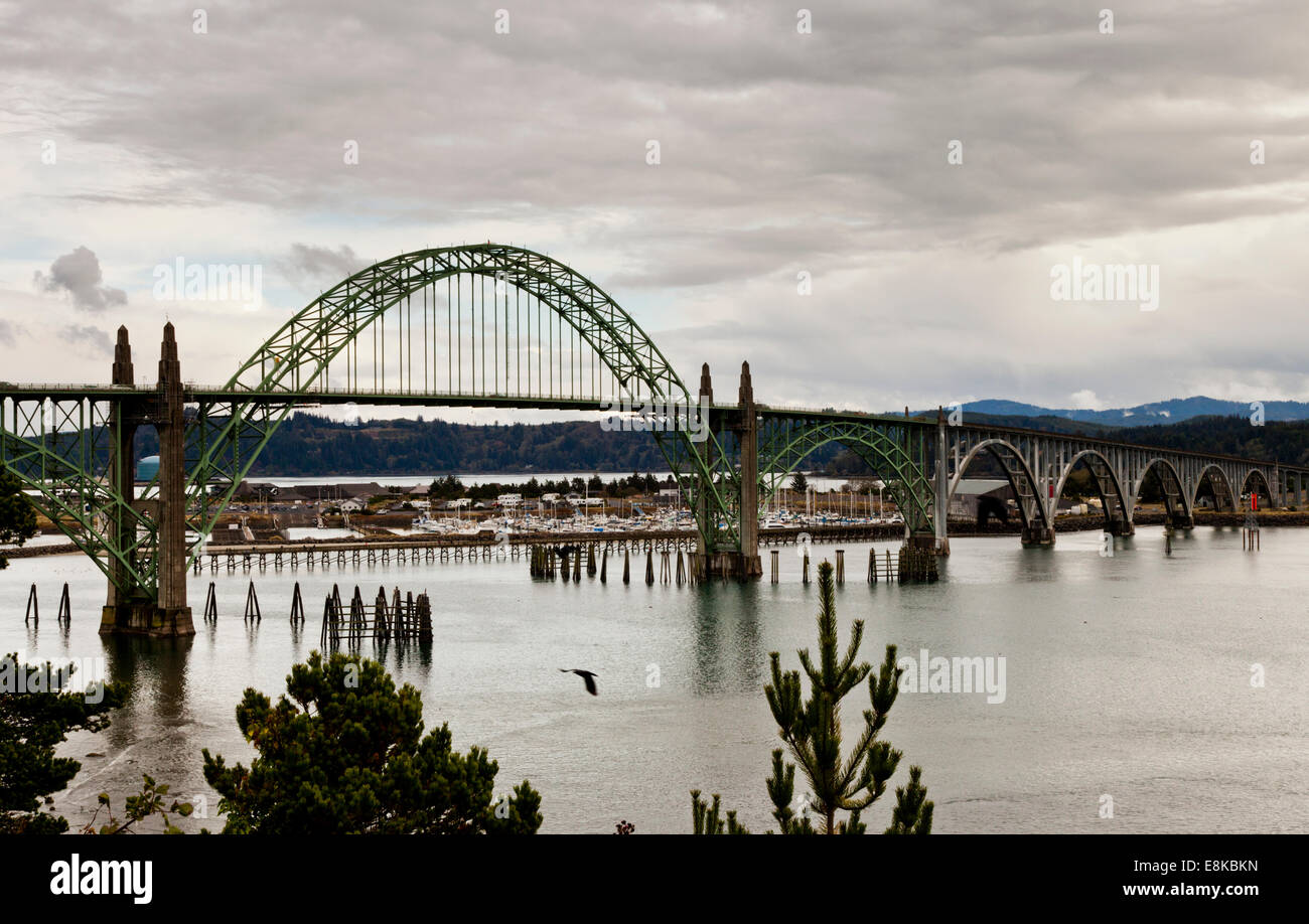 Highway 101, die Überquerung der Yaquina Brücke Newport Oregon USA Stockfoto