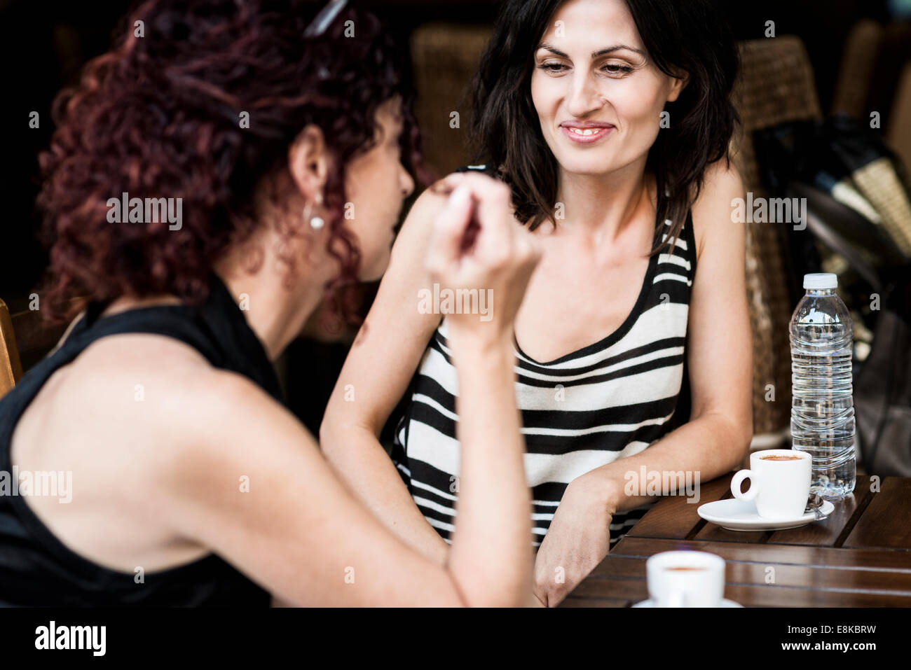 Frauen im Chat im Coffee-Shop, London, UK Stockfoto