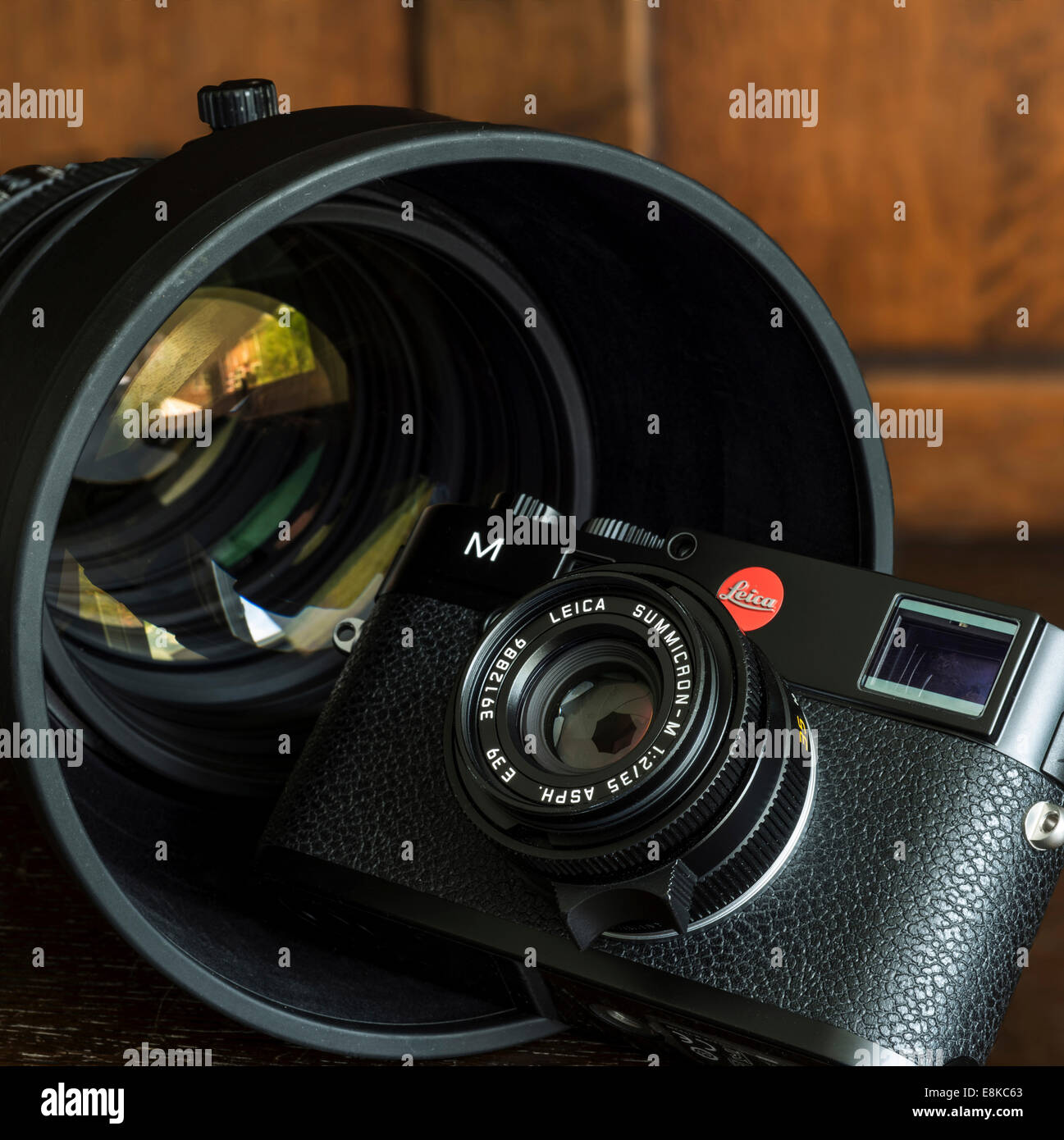Leica M 240 deutschen Messsucherkamera im Inneren ein Nikon-Objektiv-200mm F2. Stockfoto