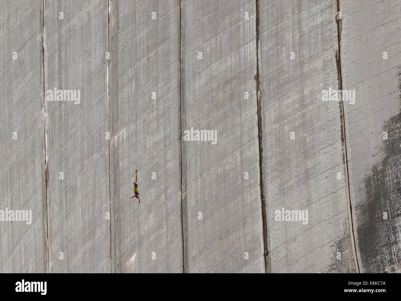 Ein Bungee-Jumper springt Valle Verzasca "Contra" Staumauer am Lago di Vogorno, Tessin (Schweiz), einer der größten Stauseen der Welt. Stockfoto