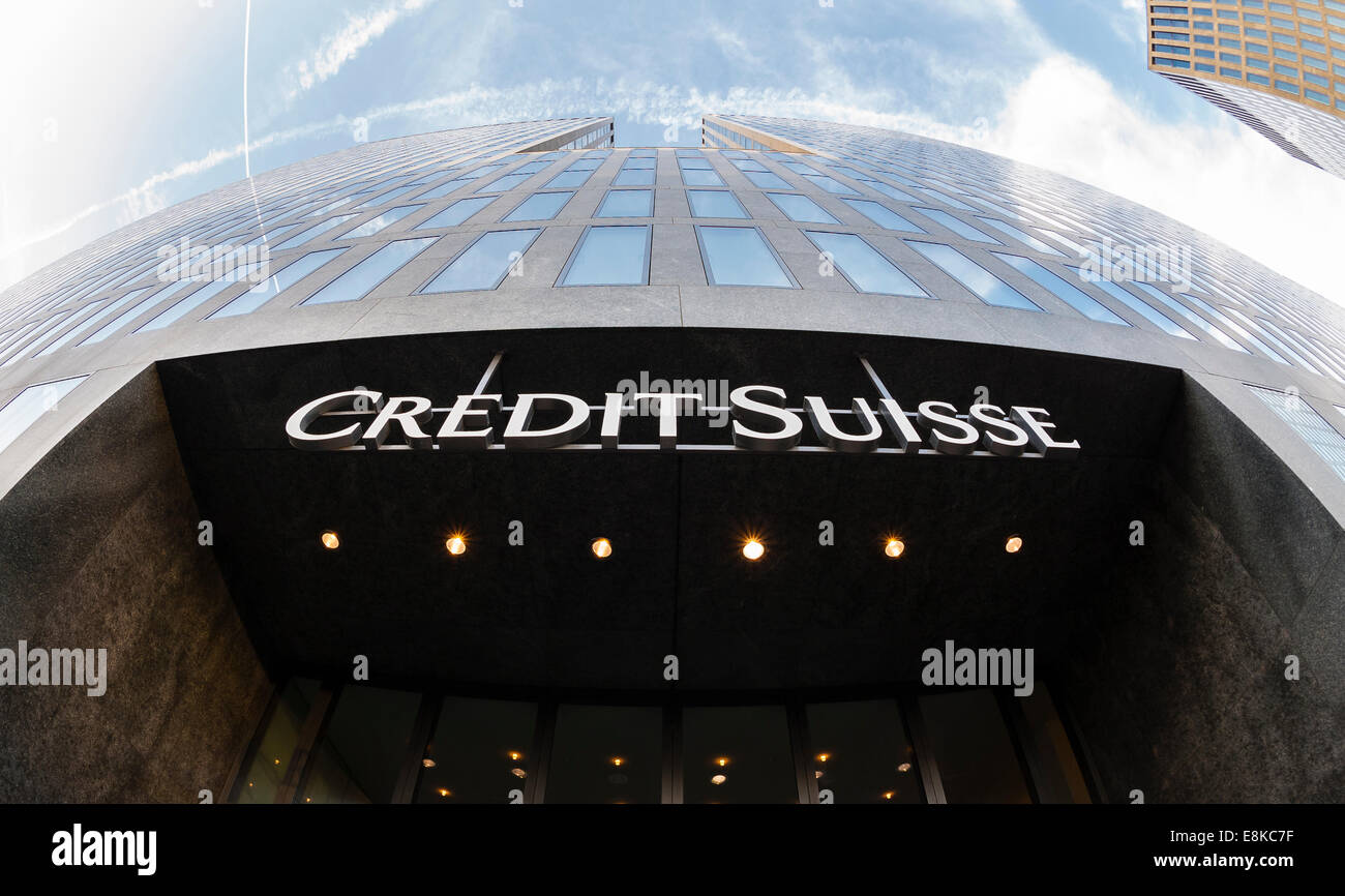 Büro-Turm der Schweizer bank Credit Suisse (CS) in Zürich-Oerlikon, Schweiz. Stockfoto