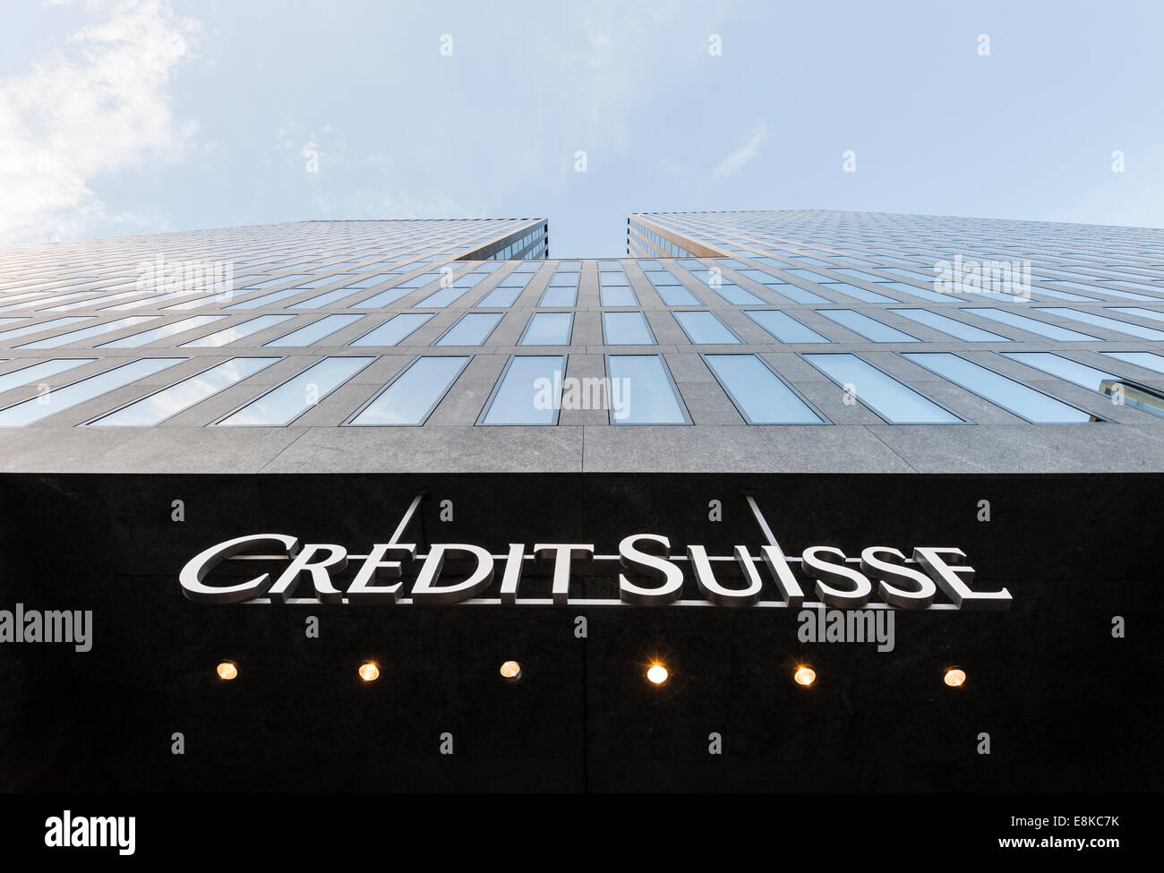 Büro-Turm der Schweizer bank Credit Suisse (CS) in Zürich-Oerlikon, Schweiz. Stockfoto