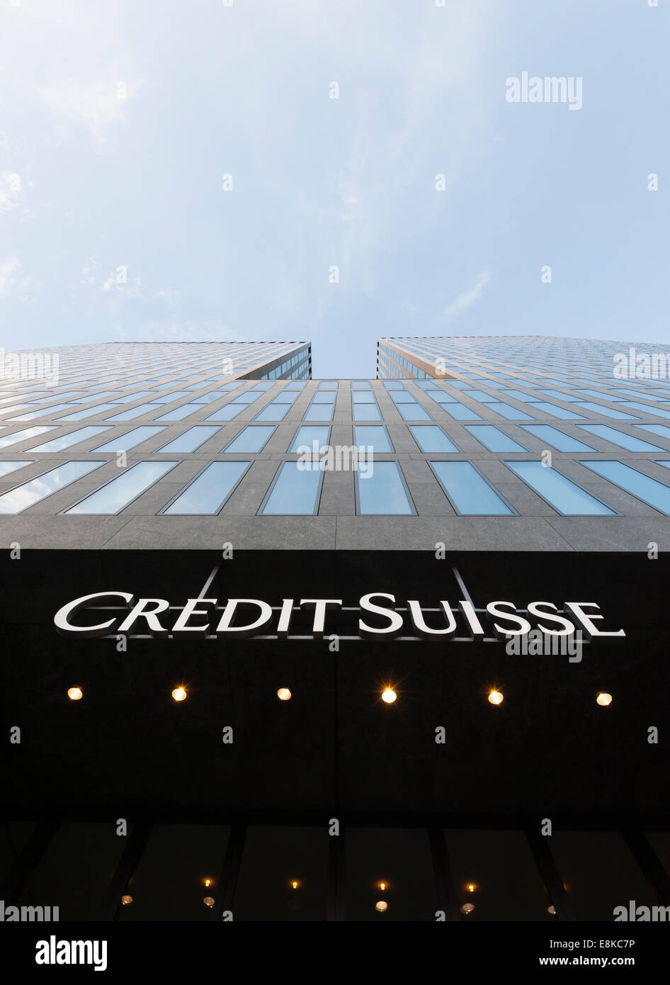 Büro-Turm der Schweizer bank Credit Suisse (CS) in Zürich-Oerlikon, Schweiz. Stockfoto