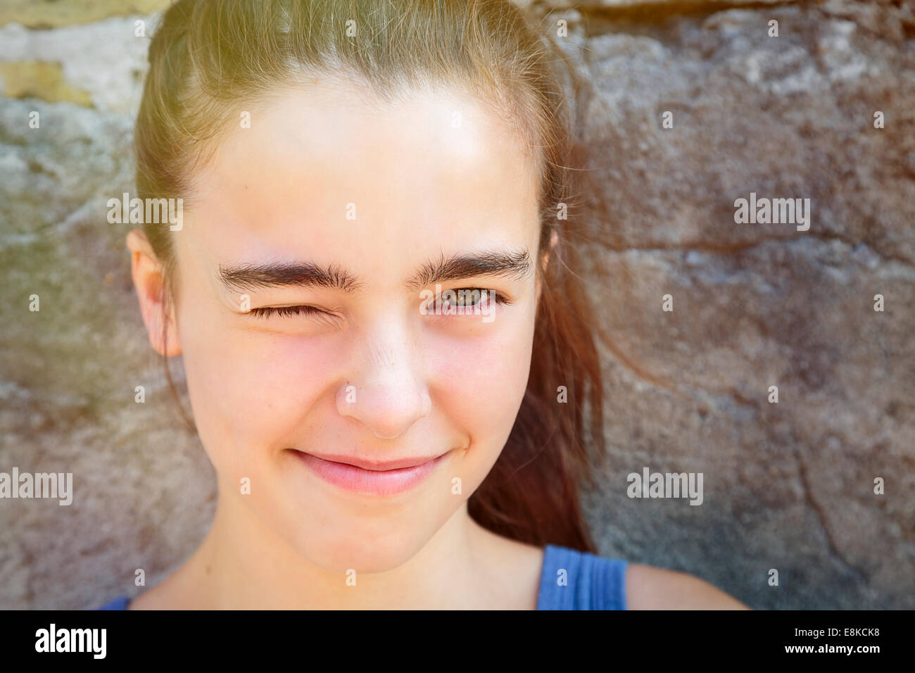 Porträt einer lächelnden Mädchens schielen eines Auges Stockfoto