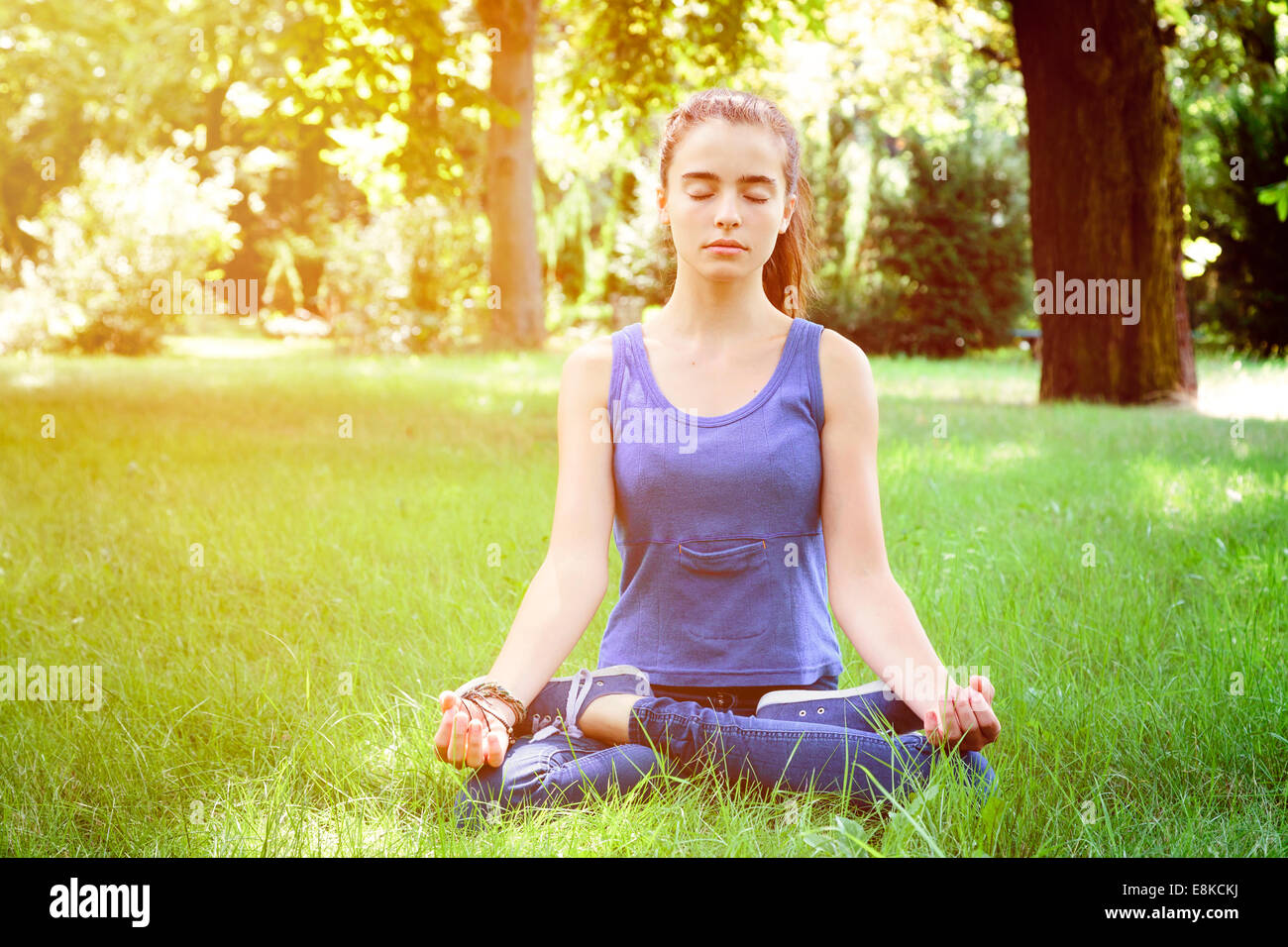 schöne Teenager-Mädchen meditiert in der Natur Stockfoto