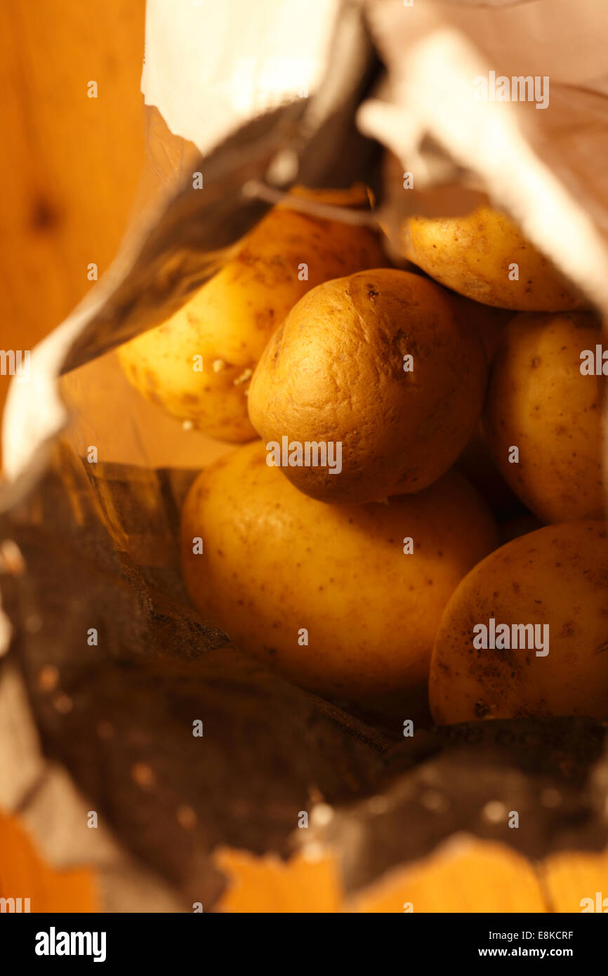Ältere Kartoffeln in eine Papiertüte. Stockfoto