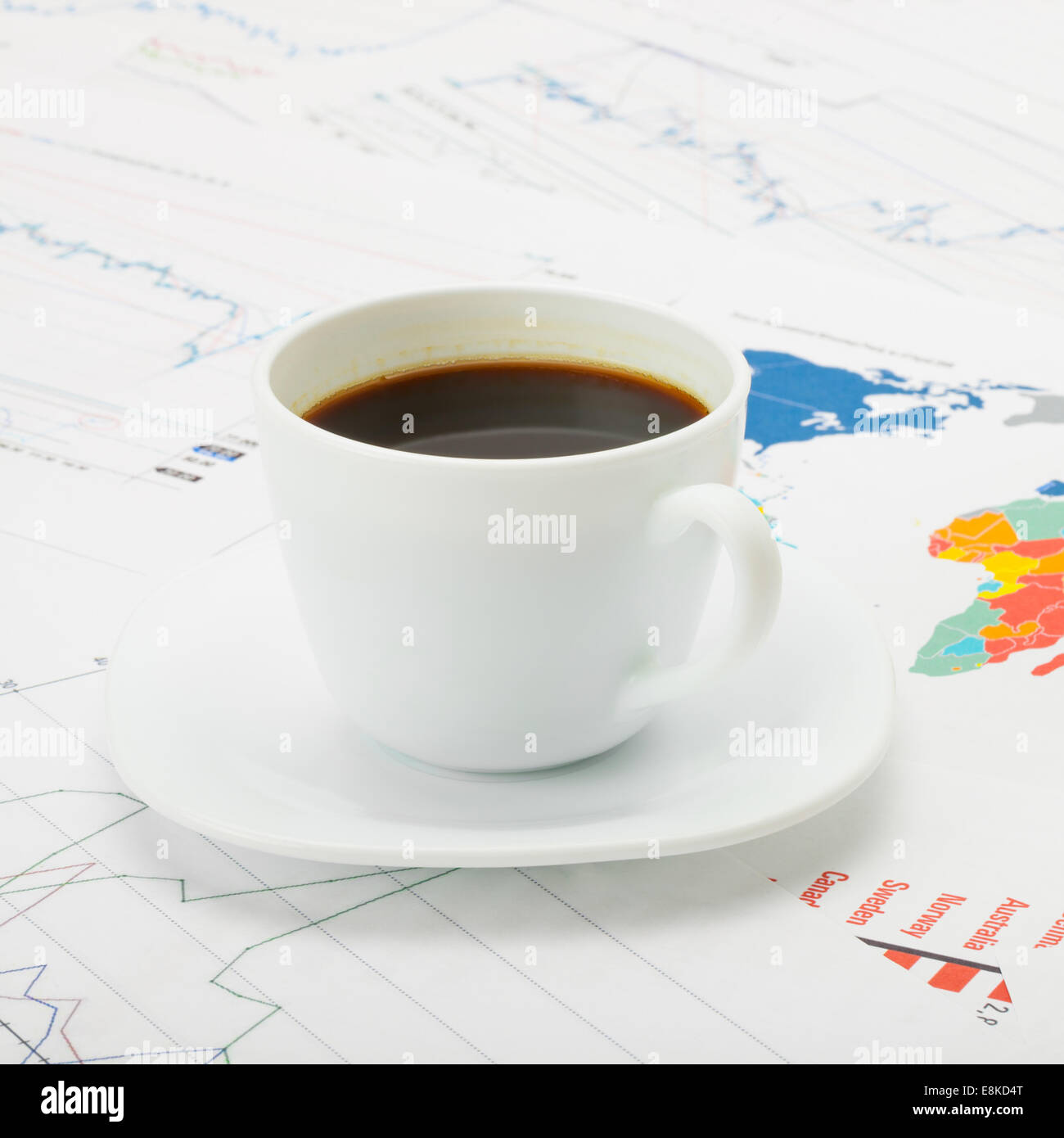 Tasse Kaffee über die Weltkarte und finanzielle Chart - Verhältnis von 1 zu 1 Stockfoto