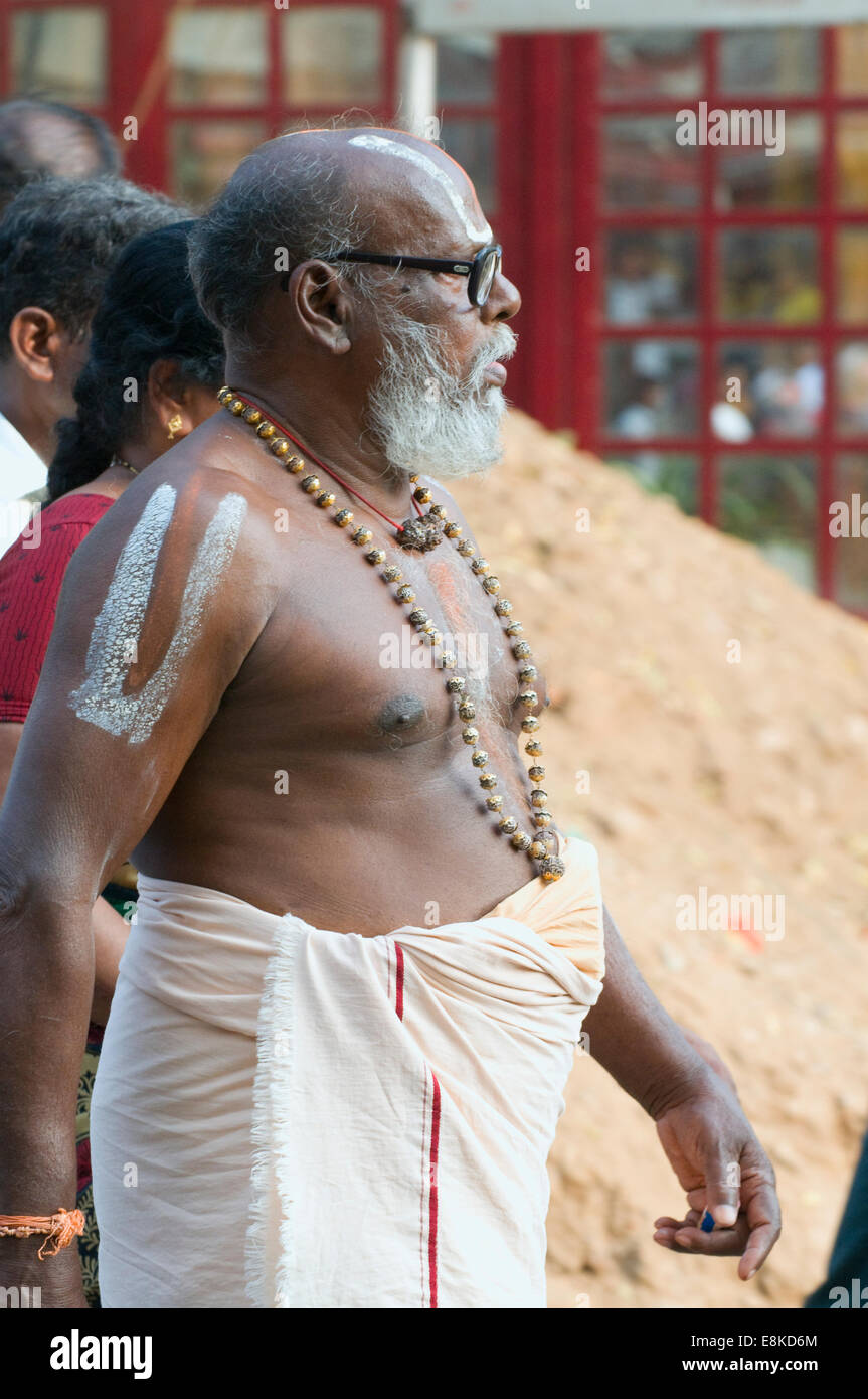 Hinduistische Pilger männliche mit Shiva-Dreizack-Symbol gemalt auf seinem Oberarm während der Durchführung Pradakshina (Umgehung des Heiligen) Stockfoto