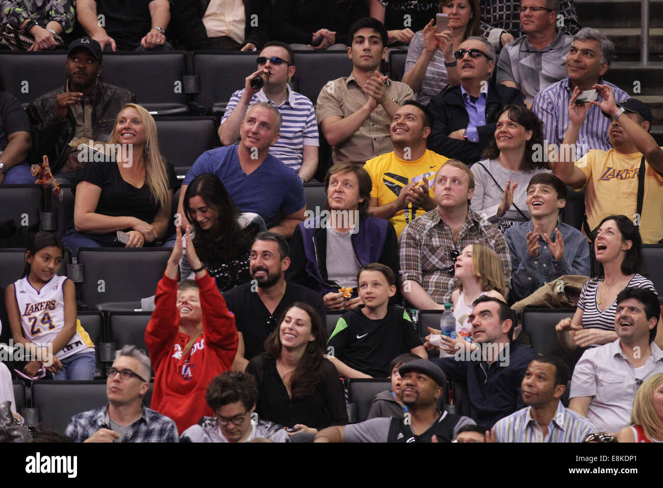 Paul McCartney, James McCartney und Nancy Shevell Familie Out um die Clippers Spiel. Die Los Angeles Clippers gegen die Los Angeles Lakers mit einem Endstand von 120-97 im Staples Center in der Innenstadt von Los Angeles. Eher ungewöhnlich, McCartney und seiner Familie saßen in der "billiger" Sitze des Stadions während die meisten A-Promis Spielfeldrand sitzen tendenziell während der Teilnahme an den Spielen mit: Paul McCartney, Nancy Shevell Where: Los Angeles, California, Vereinigte Staaten von Amerika bei: 6. April 2014 Stockfoto