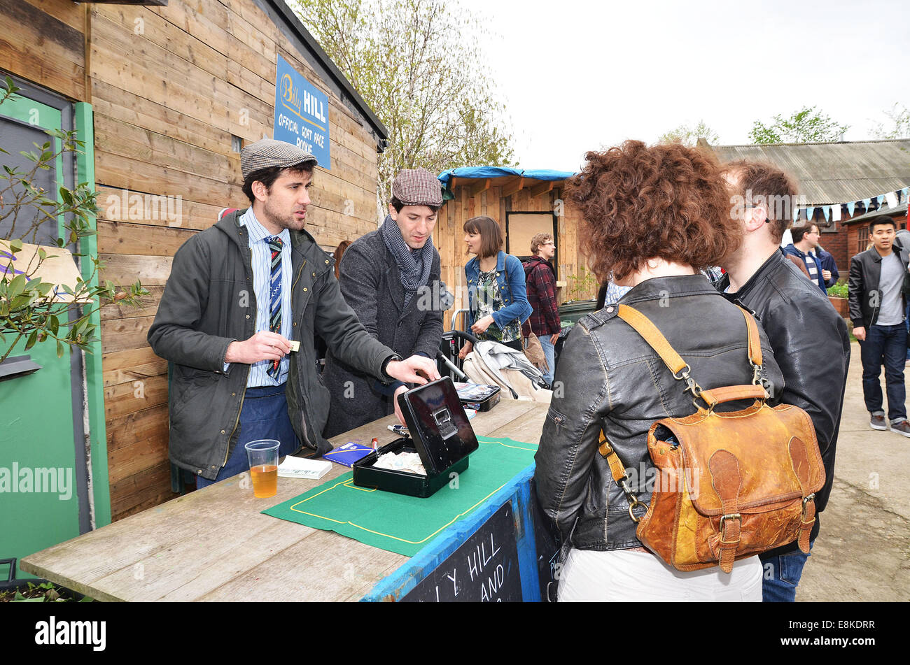 Während die Oxford und Cambridge Ziege Rennen in Spitalfields Stadtbauernhof in East London konkurrieren Ziegen. Die jährliche Veranstaltung, die am selben Tag wie die Oxford und Cambridge Regatta stattfindet, ist in erster Linie eine Spendenaktion für die Spitalfields Stadt Hof wo: London, Vereinigtes Königreich bei: 6. April 2014 Stockfoto