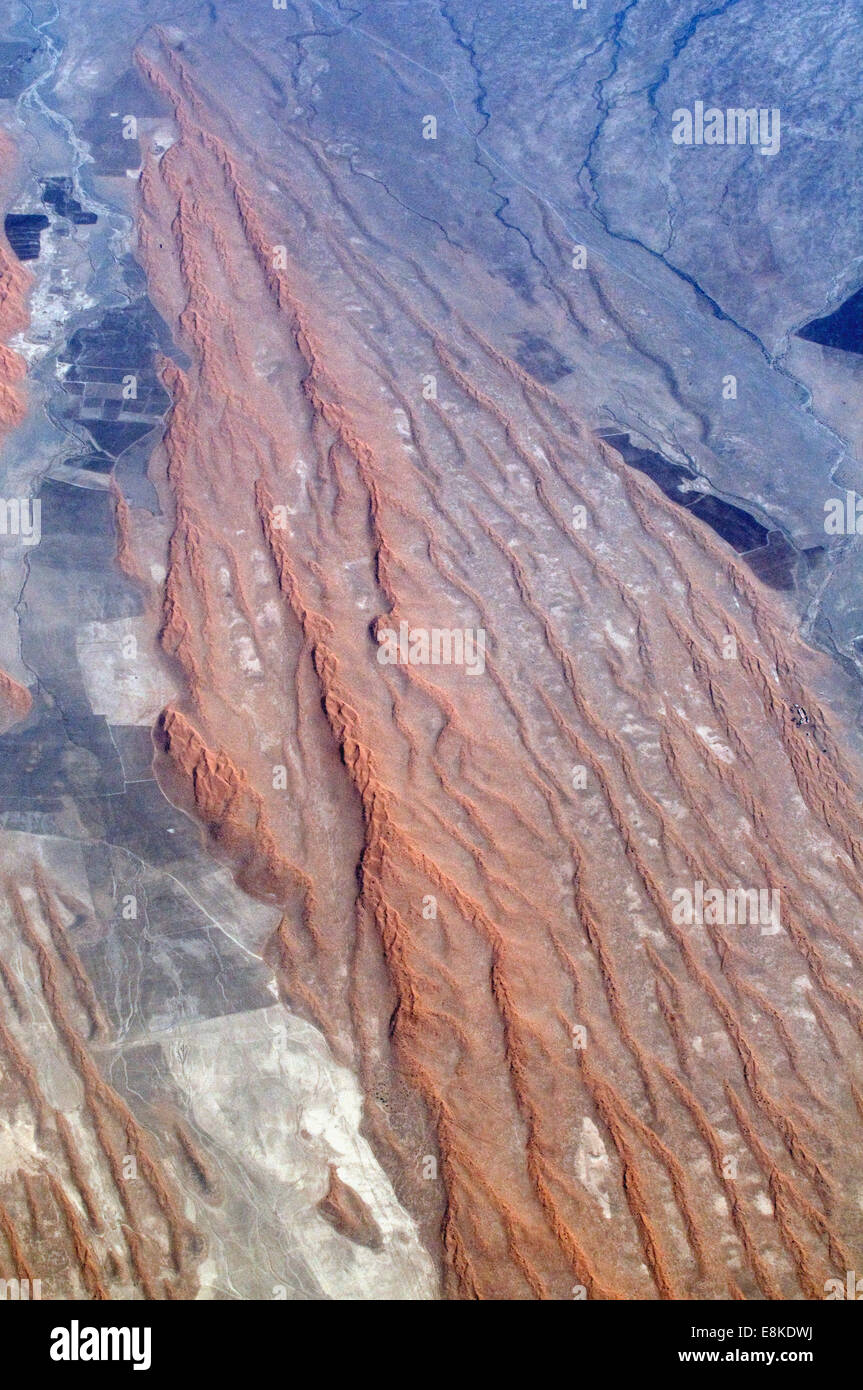 Luftaufnahme der Wüste Felsformationen in einer kargen Bergregion Turkmenistan kultiviert dünn Landwirtschaft Stockfoto