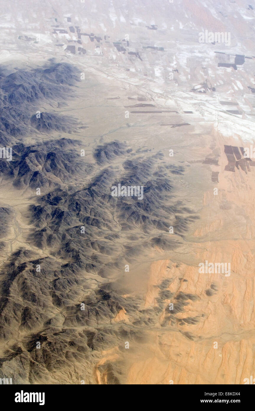 Luftaufnahme der Wüste Felsformationen in einer kargen Bergregion von Turkmenistan. Robuste Wüste Bereich Stockfoto