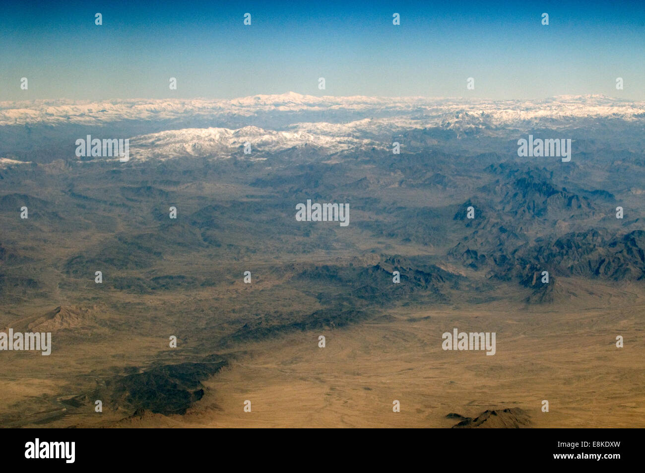 Luftaufnahme von Schnee verkleidet & Wüste Berge & Formationen in einer kargen Bergregion von Turkmenistan. Schneebedeckten schroffen Bereich Stockfoto