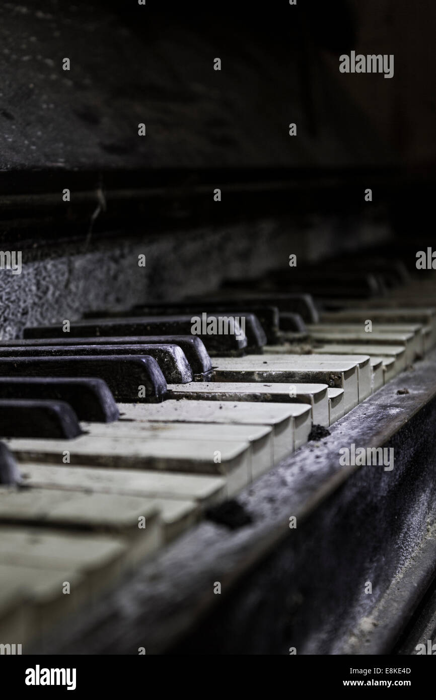 Nahaufnahme der beschädigten oder defekten Schlüssel von einem alten  verfallenen Klavier Stockfotografie - Alamy