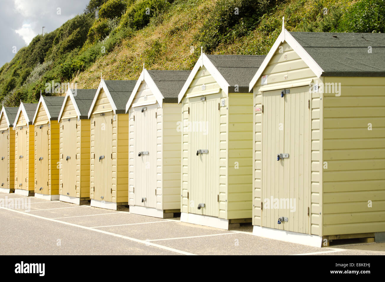 Hölzerne Strandhütten in Bournemouth, Dorset, auf den Süden von England UK Stockfoto