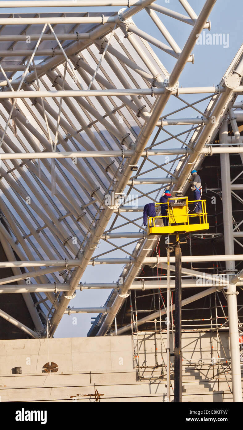 Arbeitnehmer, die in die Luft gehoben bauen grand Stahldach Bau des neuen Stadions in Rzeszów, Polen, Europa Stockfoto