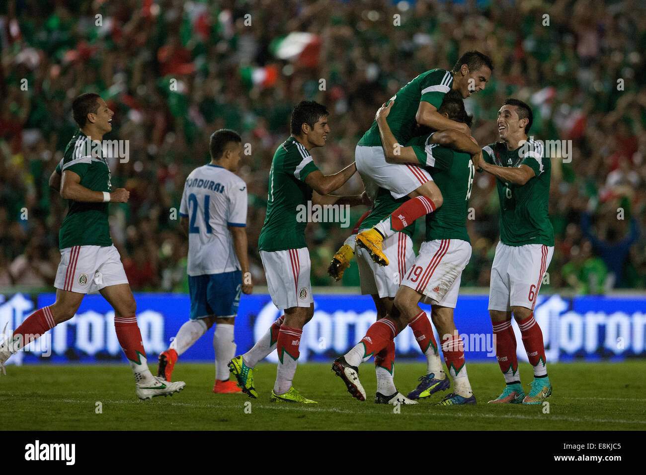 Tuxtla Gutierrez, Mexiko. 9. Oktober 2014. Mexikos Spieler feiern eine Punktzahl gegen Honduras während einer internationalen Freundschaftsspiel im Victor Manuel Reyna-Stadion in Tuxtla Gutiérrez, Chiapas, Mexiko, am 9. Oktober 2014 statt. © Pedro Mera/Xinhua/Alamy Live-Nachrichten Stockfoto